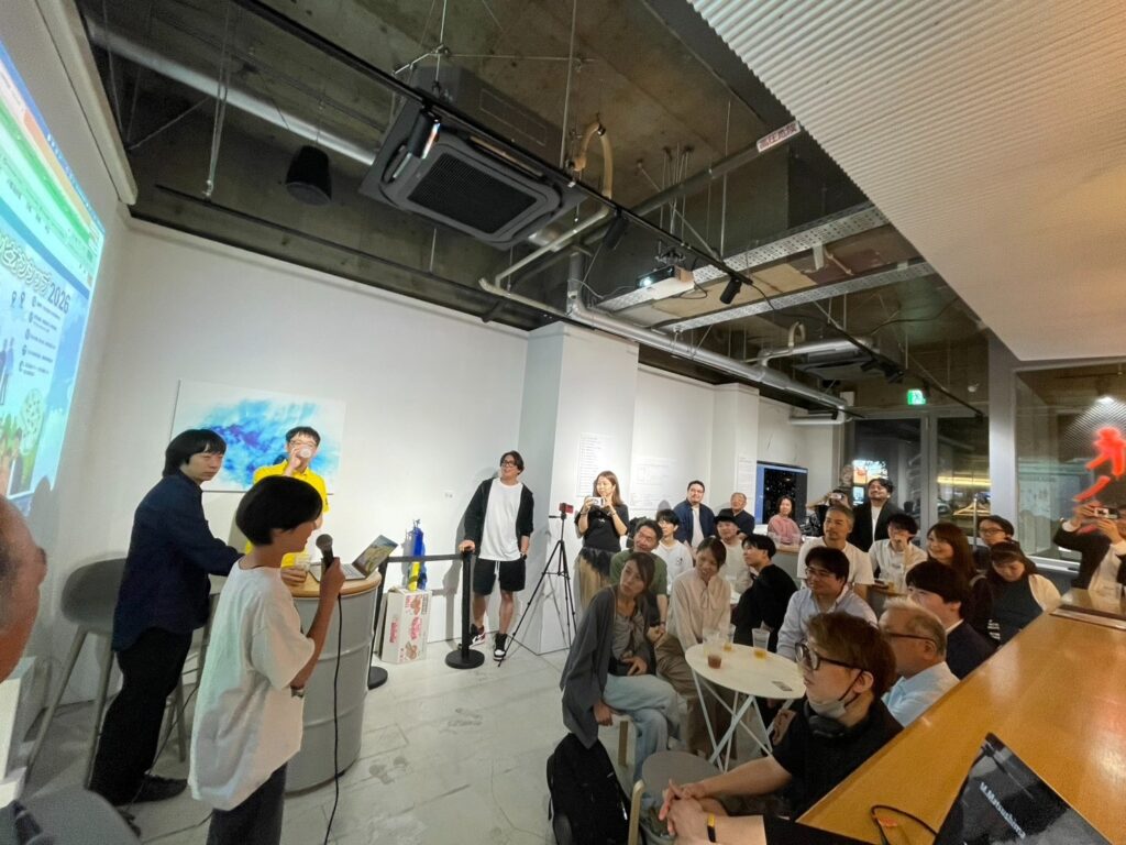 発表を興味深く聞く参加者たち