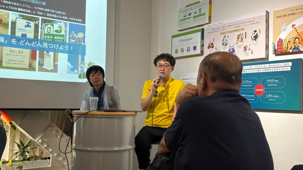 参加者と意見を交わす山田